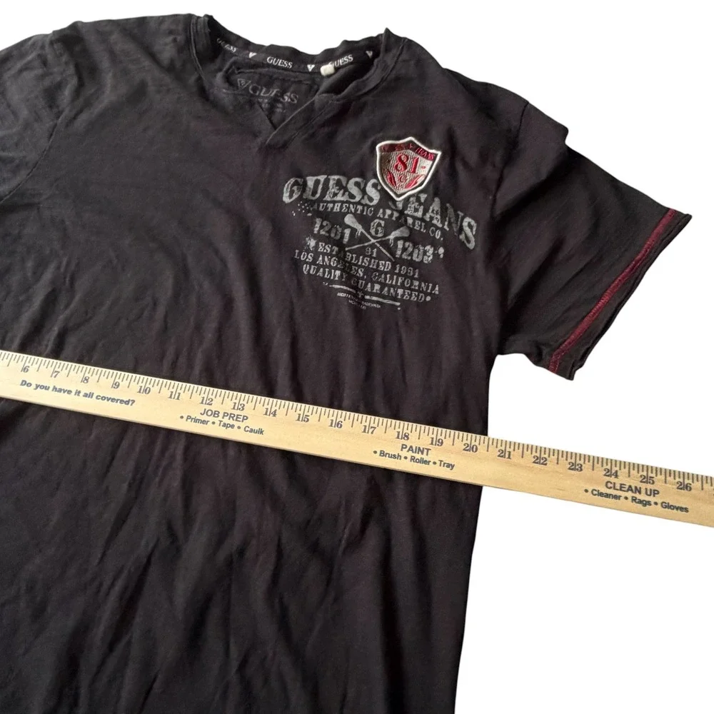 Guess Jeans Mens Graphic T-Shirt XL Black V-Neck Slub Knit Red Contrast Stitch - Picture 5 of 6